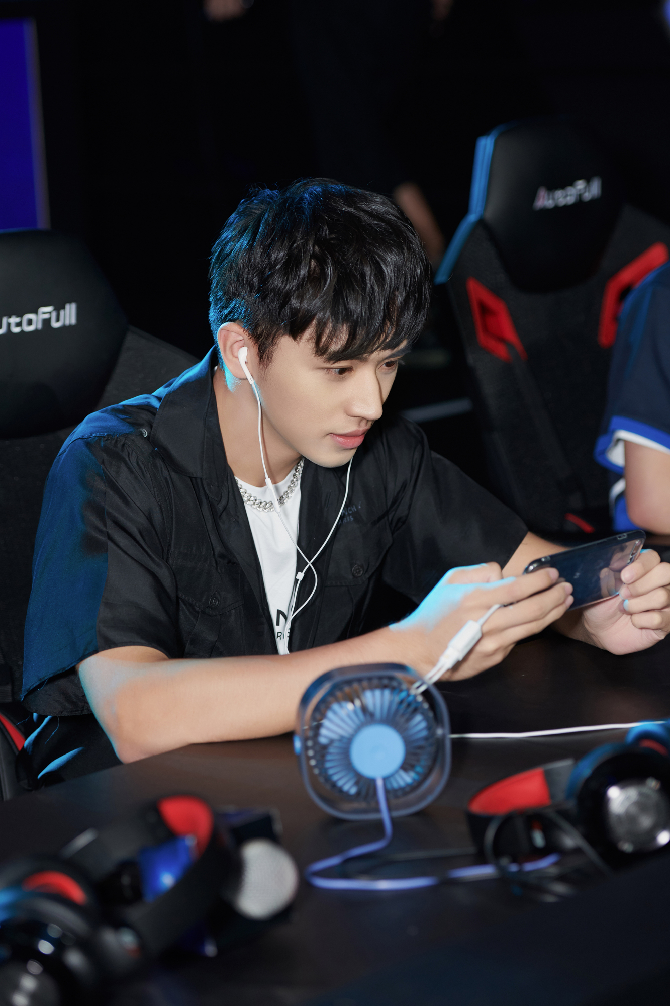 许魏洲化身"电竞少年",玩转假连体裤穿搭,配英气短发神清气爽