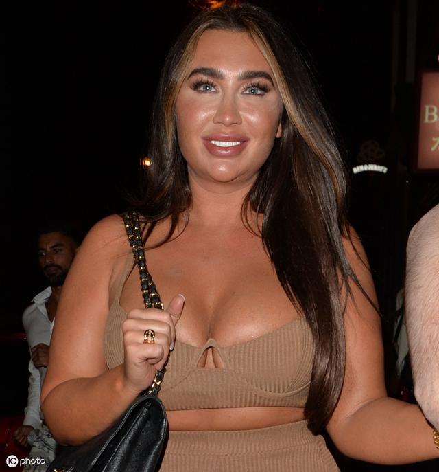 丰满明星代表-劳伦·古德在英国伦敦亮相