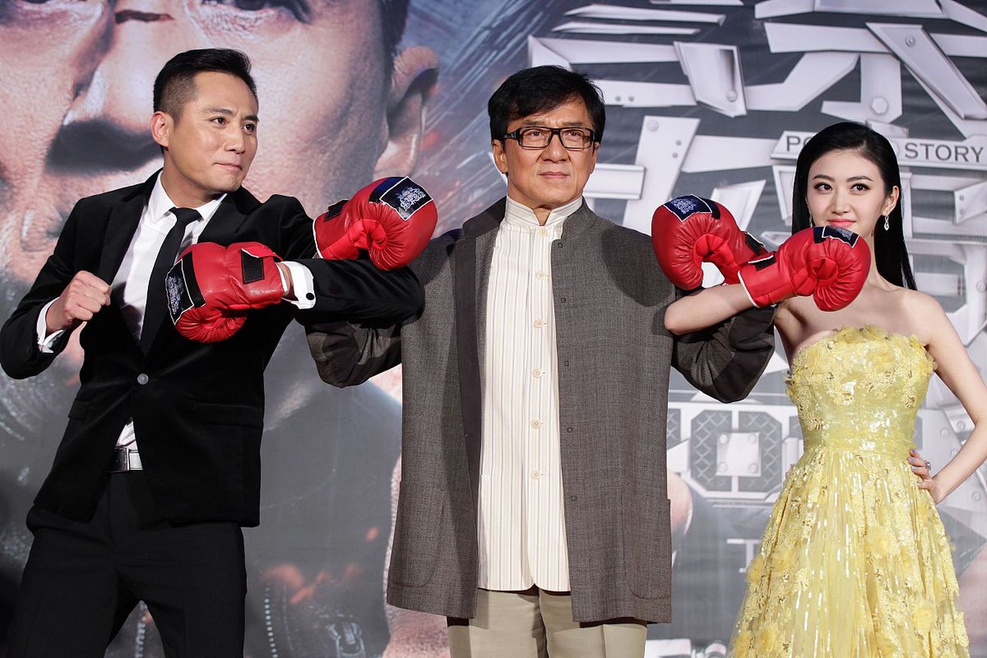 和景甜,成龙同框,感觉刘烨,挺有喜感的[嘻嘻]!