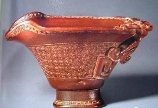 朋友想买古董,马未都推荐他买全素的犀角杯,结果拍到20万怂了