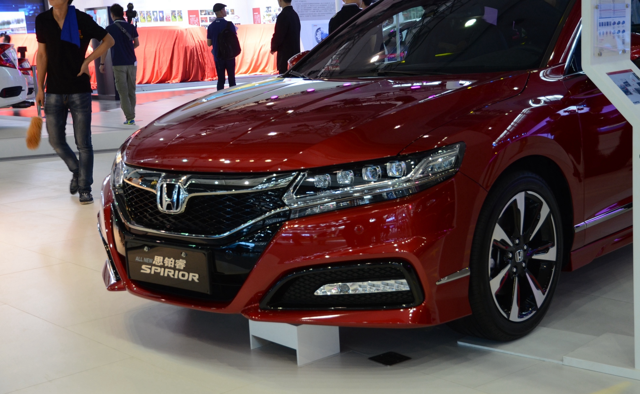 带大家领略一款本田全新思铂睿的外观,车身大气,一起欣赏