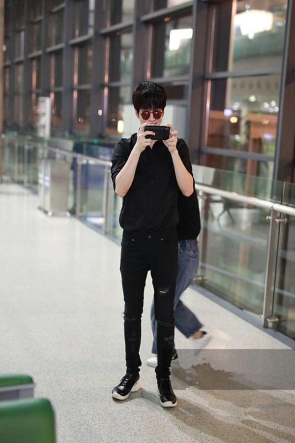 泰星mike穿黑色衬衫配破洞牛仔裤现身 反拍狗仔笑得十分开心