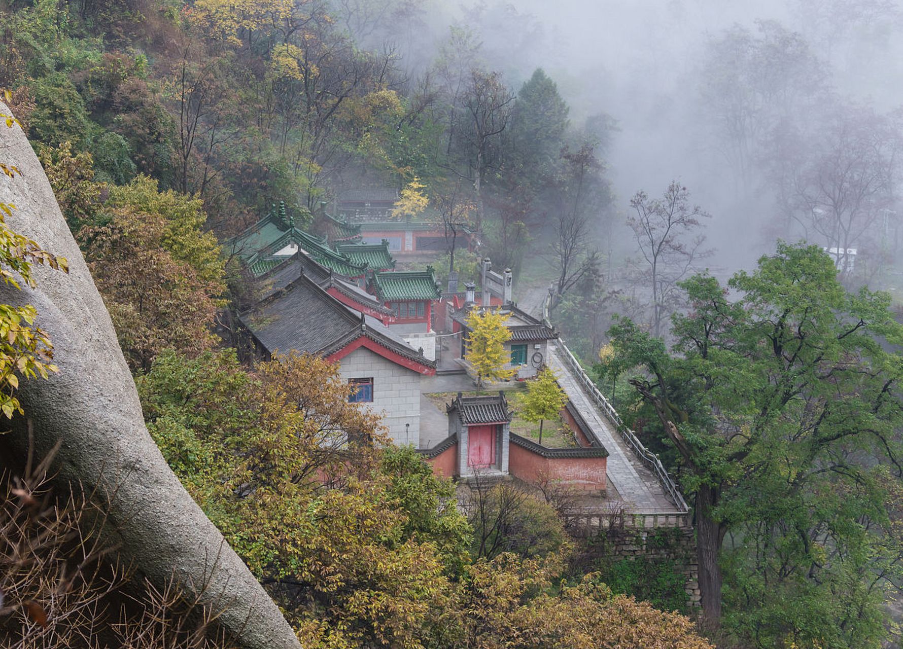 崆峒山是甘肃省平凉市城西12公里处的一座山,被誉为"道教第一山".