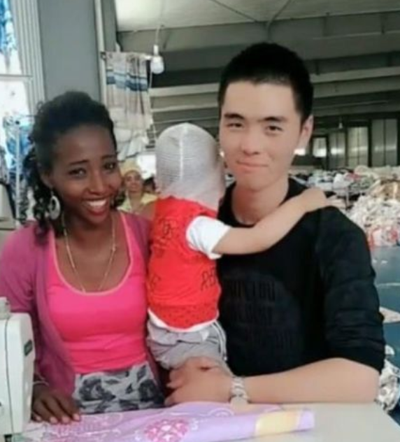 在大城市的大街上,我们经常能看见很多外国人,他们一家人悠闲地走在