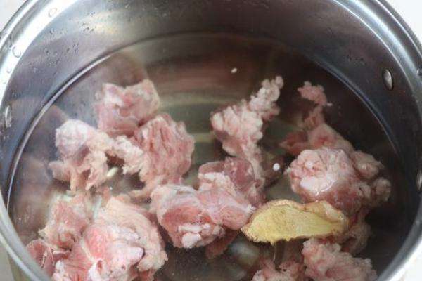 羊肉焯水时,别只会加生姜!多加"这3样,羊肉鲜嫩入味不腥膻