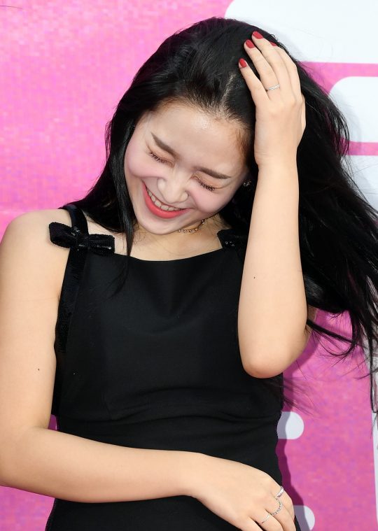 yeri金艺琳之前参加活动,当她低头一笑时,网友;我心动了