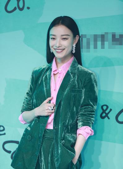 红配绿也能穿出高级感,倪妮不愧是街拍女王