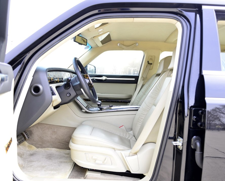 这款红旗l5黑色的外表很耐看,开过的人都说好,也很好操作