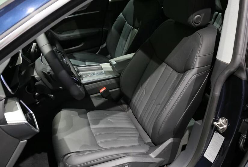 环抱式的真皮座椅设计也是让人看了十分舒服,想坐上去亲自体验一下.