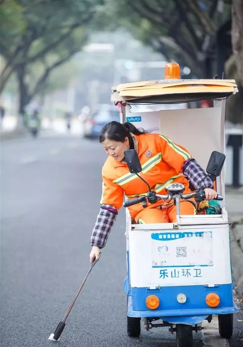 每天环卫工人起早贪黑 在大街小巷清理又脏又臭的垃圾 即使是女性 也