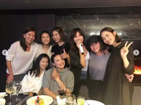 王棠云穿宽松衬衫出席派对 被网友猜怀孕表姐疑似回应