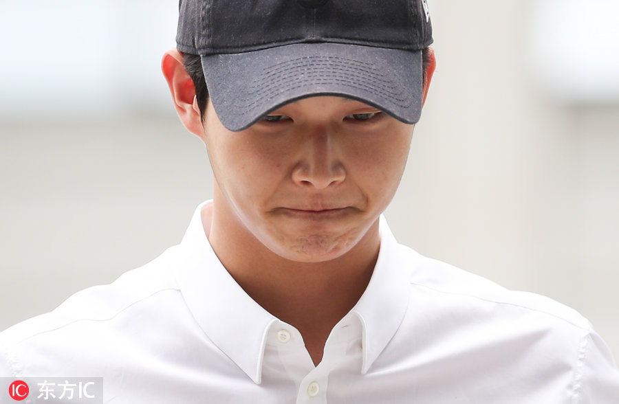 李瑞元因涉嫌强迫猥亵受审 法庭外面色凝重