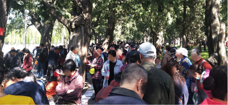 天坛公园的相亲角,长年聚集着一群焦虑又心怀希望的父母