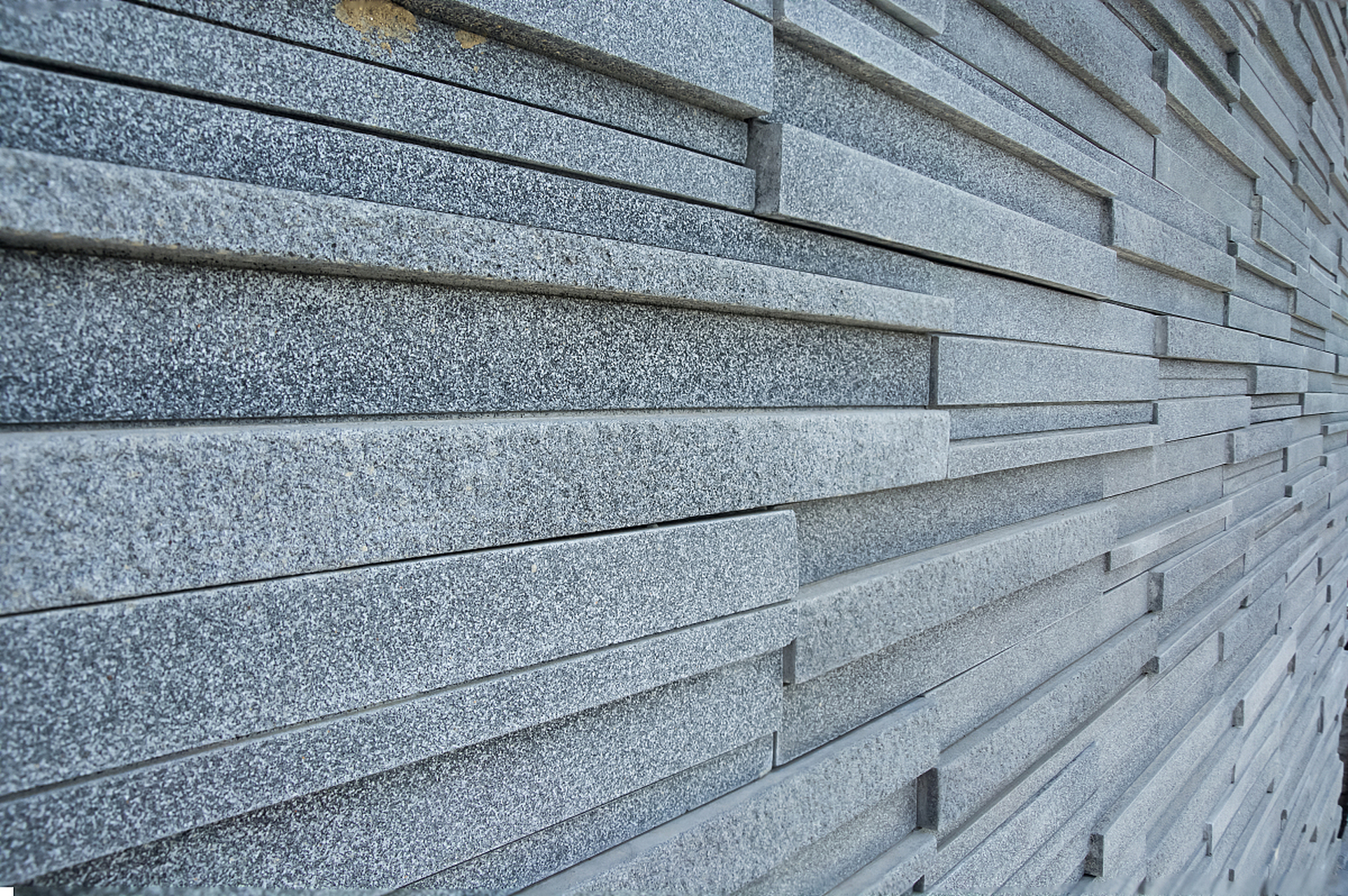 青石板石材是一种常见的天然石材,具有独特的颜色和纹理,常被用于各种