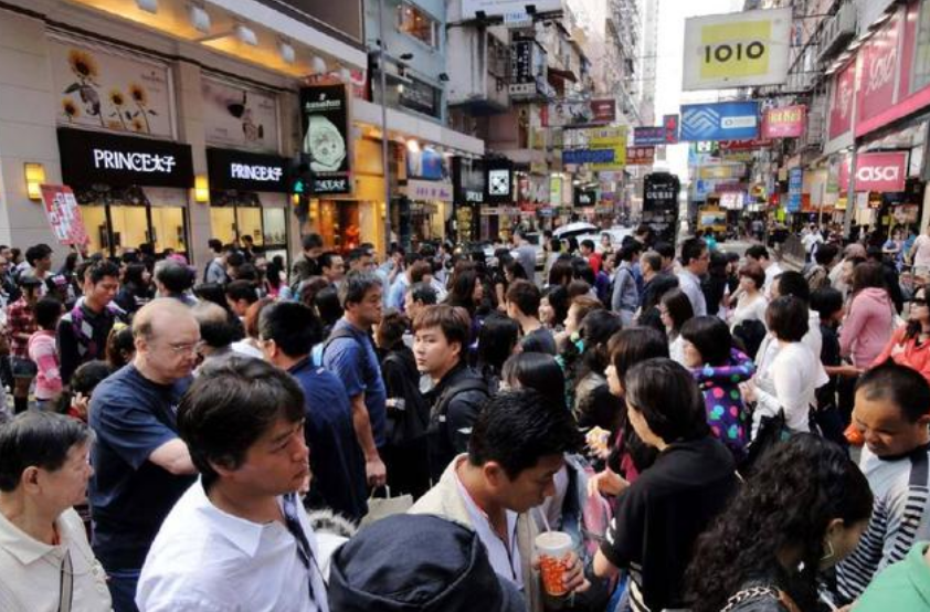为什么香港大街上看到的很多都是外国人?交换生说出其中缘由