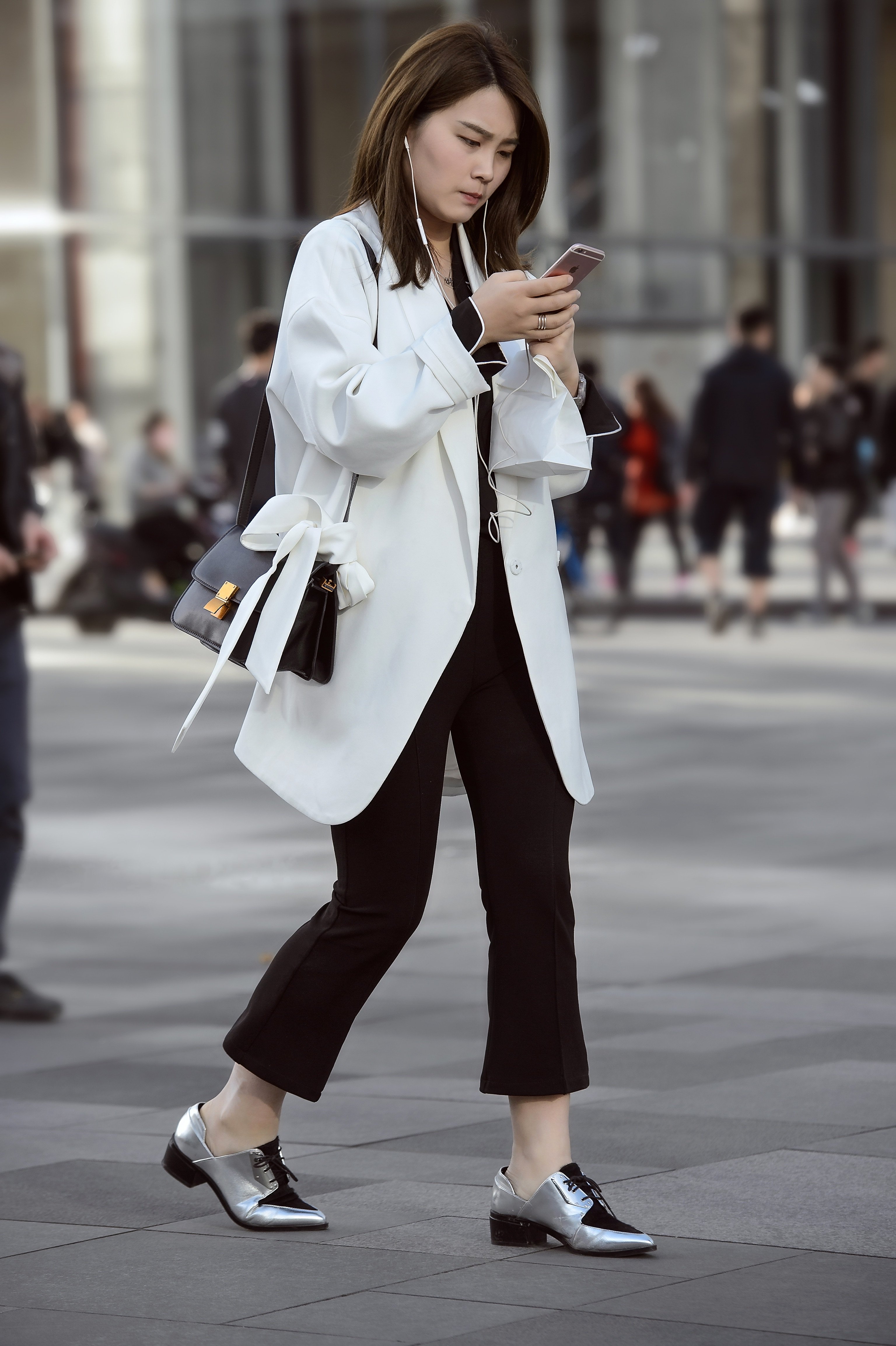 街拍:小姐姐瘪嘴的动作这么可爱,不怕被人抱走吗?