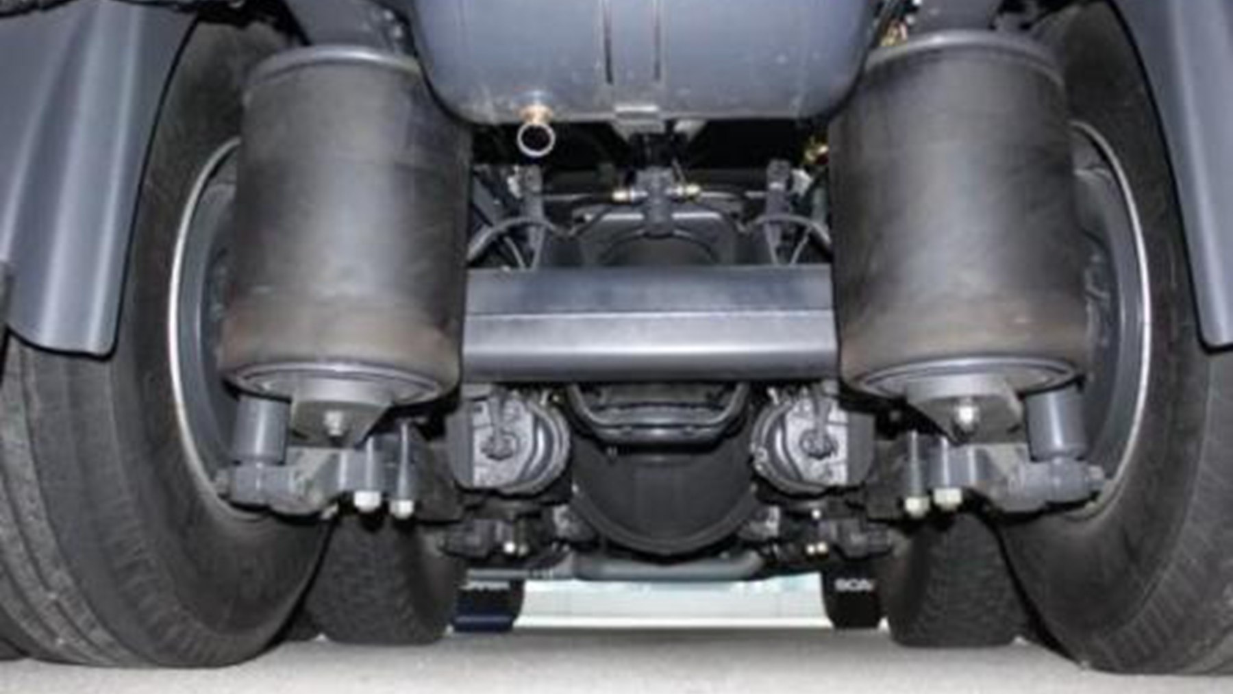 如果是价格差不多的车型,尽量选择空气悬架,它能带来不一样的感受