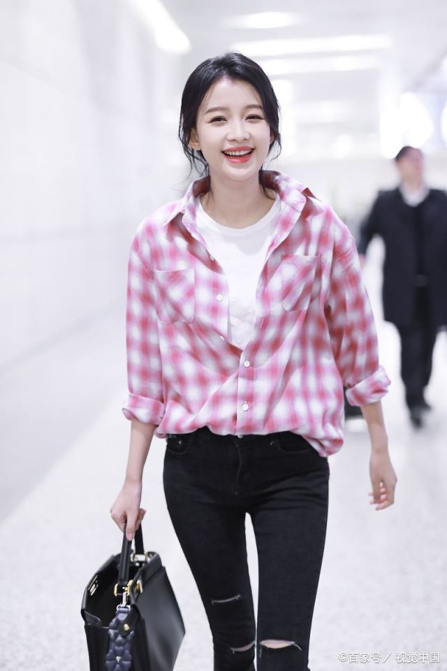 孙怡成功"拯救"了格子衫,穿黑色紧身裤腿细得大腿缝都宽了!