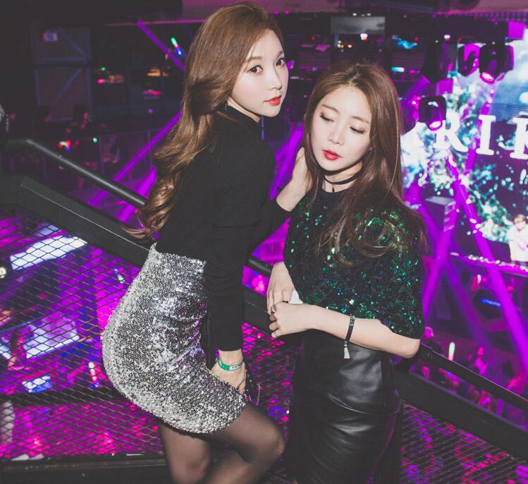 朴洙妍与好姐妹去逛夜店,皮裙闪裙纷纷来袭,性感诱惑惹人爱!