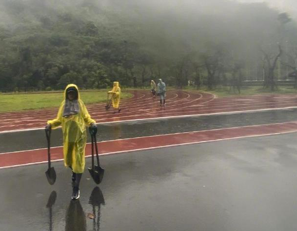 林依晨"备孕"半年还没动静?植树节顶雨干活,网友:悠着点