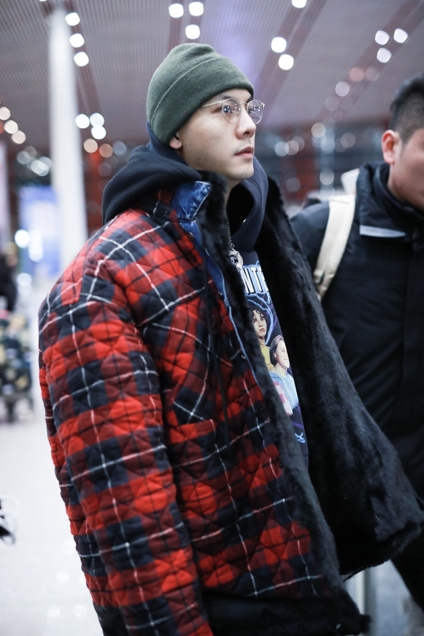 陈伟霆机场花棉袄颜值"狙击" 保暖又有型原来明星也过冬