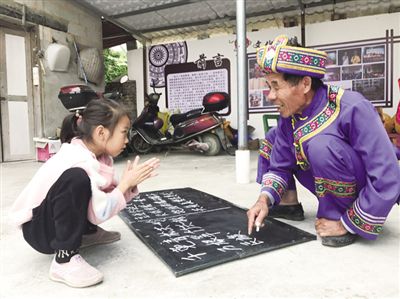 谢庆良:山歌唱响民族团结主旋律