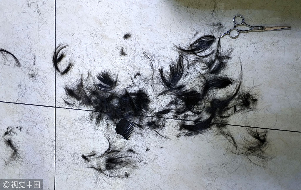 杭州一妈妈在家为儿子理发五年 用碎发作画