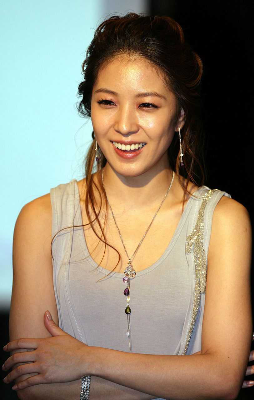 韩国著名歌手宝儿boa在直播中遭到男子播放不雅视频,事件引发网友热议