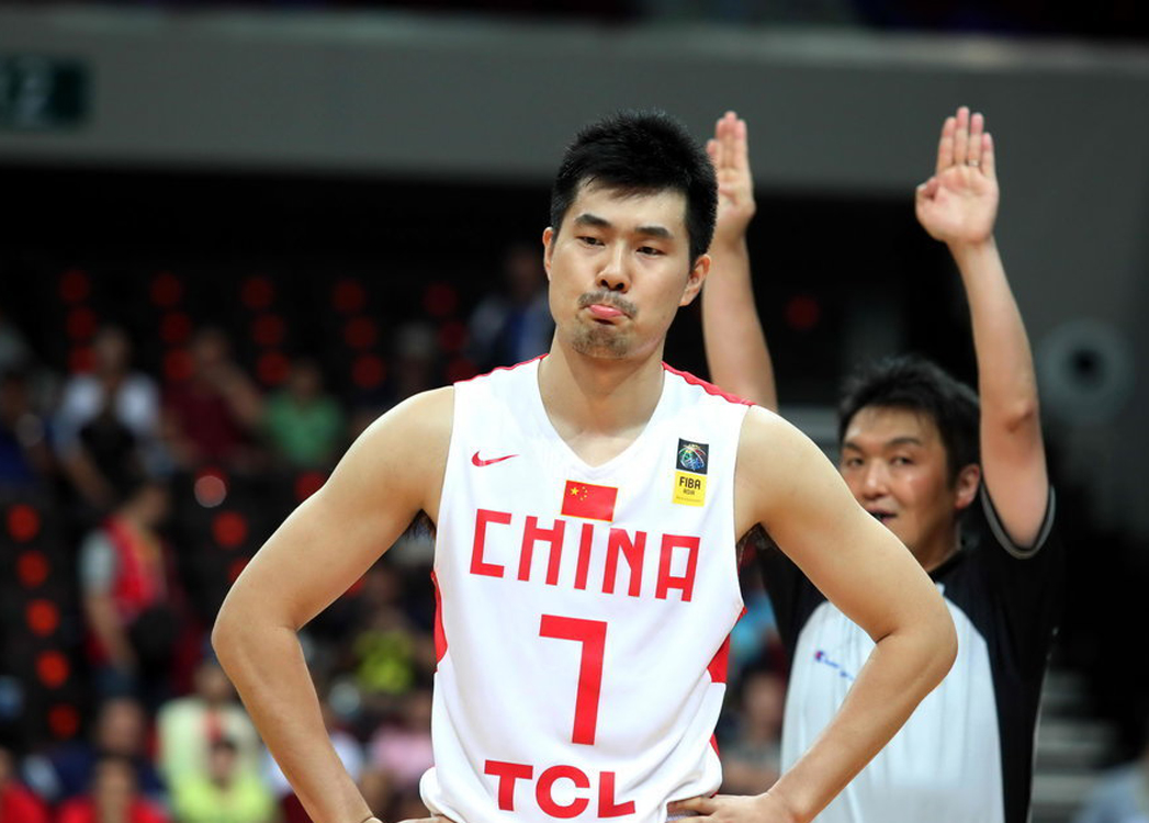 他曾获8个cba总冠军,5.7秒绝杀成为中国男篮骄傲,如今坐拥美妻