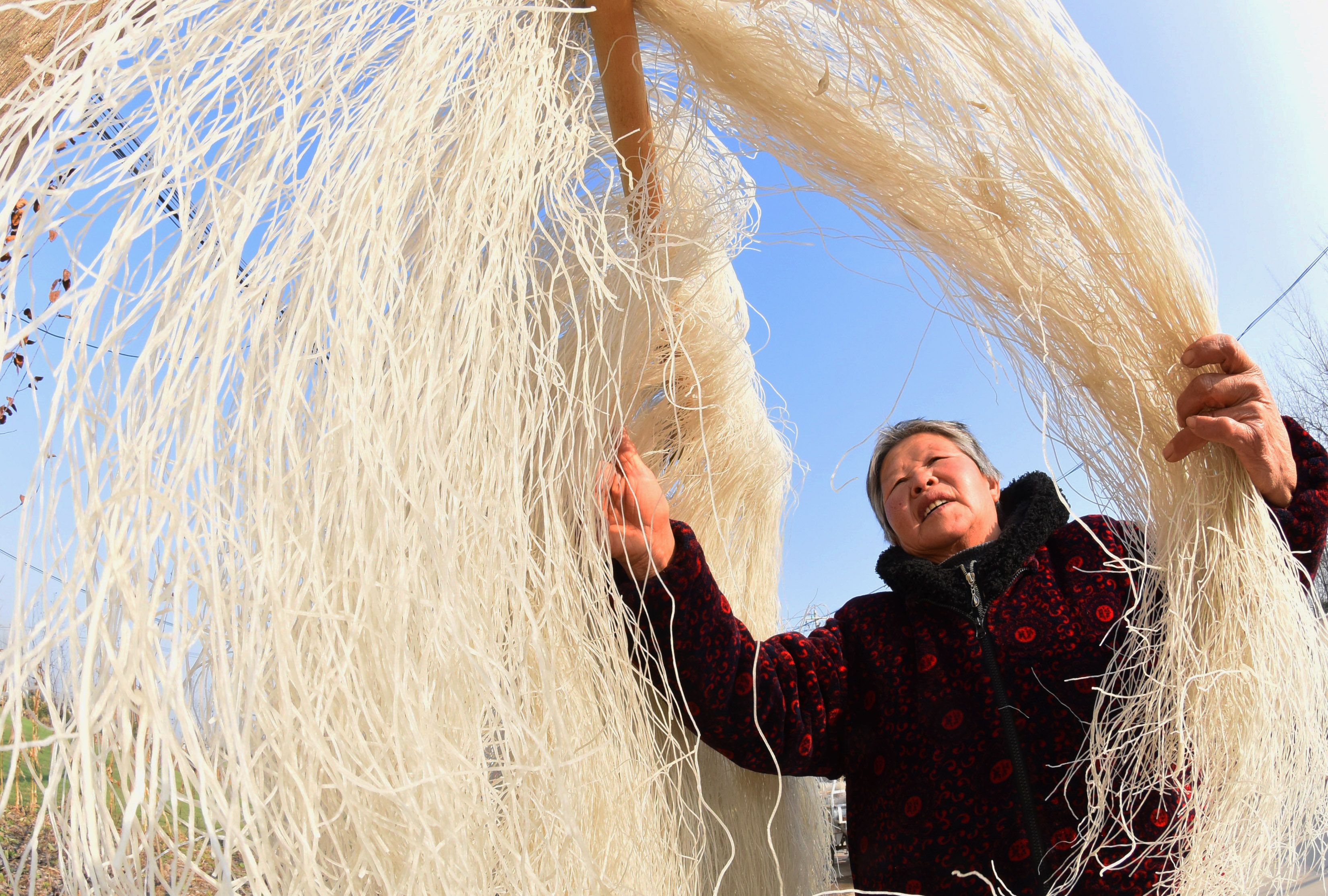 江苏灌南:传统粉丝晾晒忙