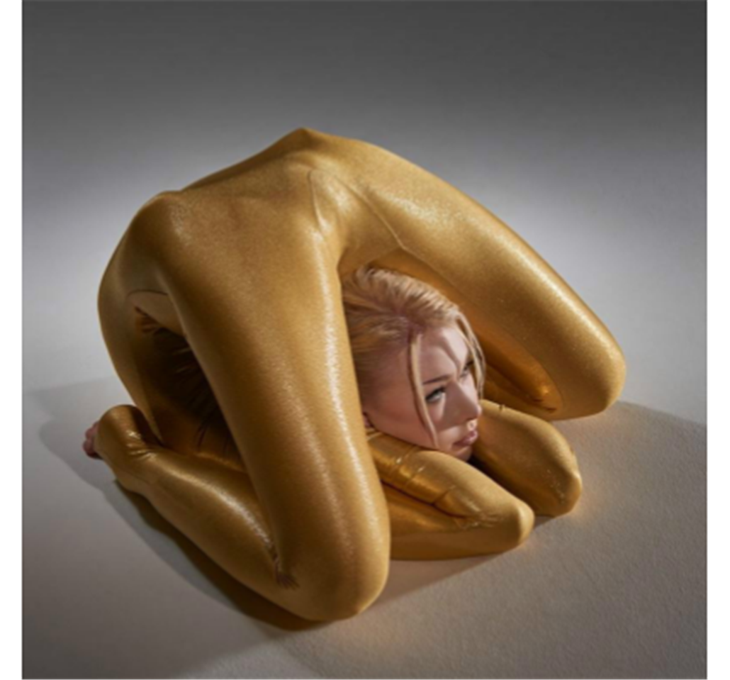 她的身体就像一件艺术品,这种令人赞叹的柔韧性多次打破世界纪录