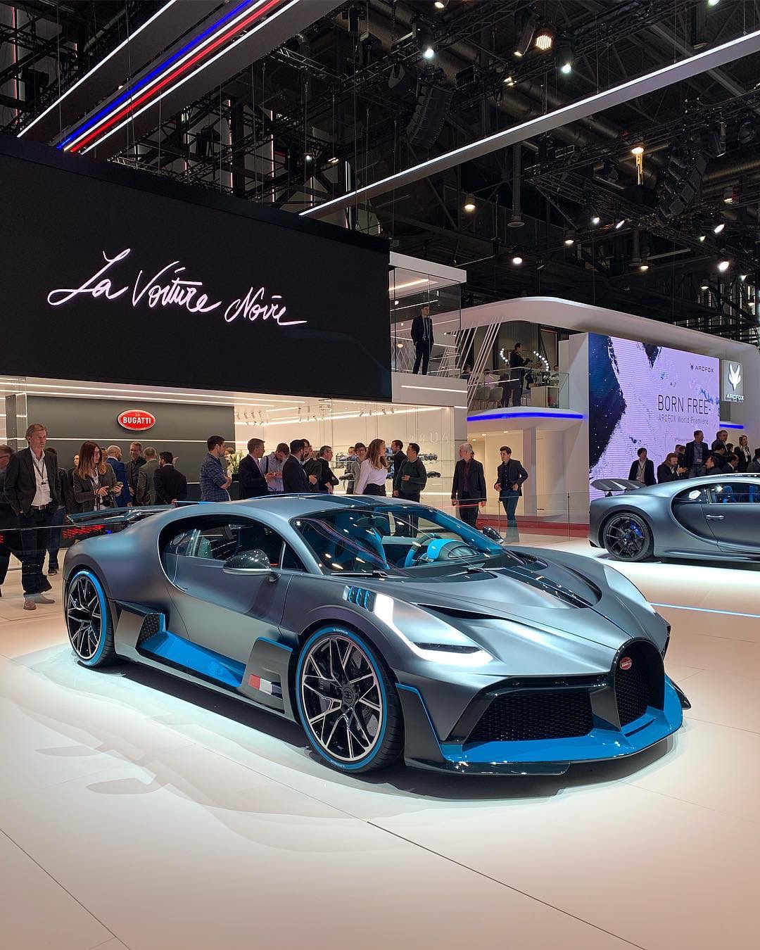 轮毂方面,熟悉布加迪的朋友都知道,上一代的布加迪采用的是一体式轮毂