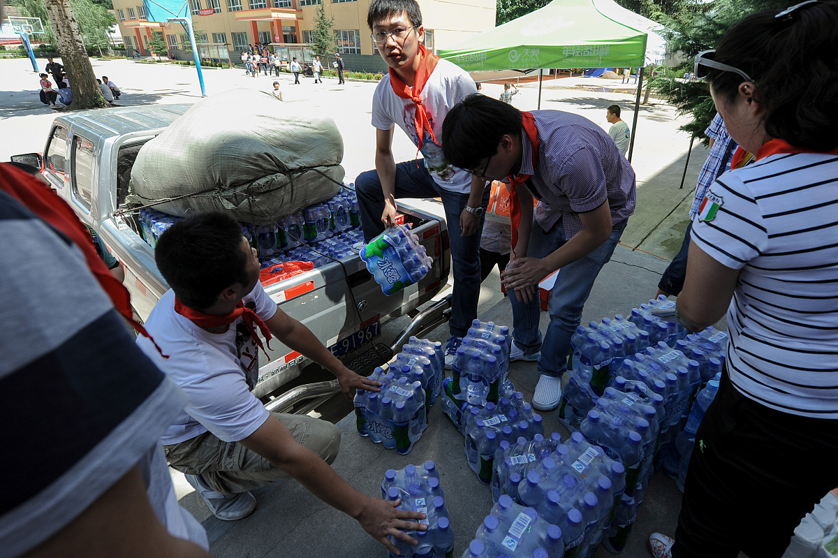 黄小清,一个身患残疾的90后青年,每天靠拾荒维持生计,却不忘初心,慷慨