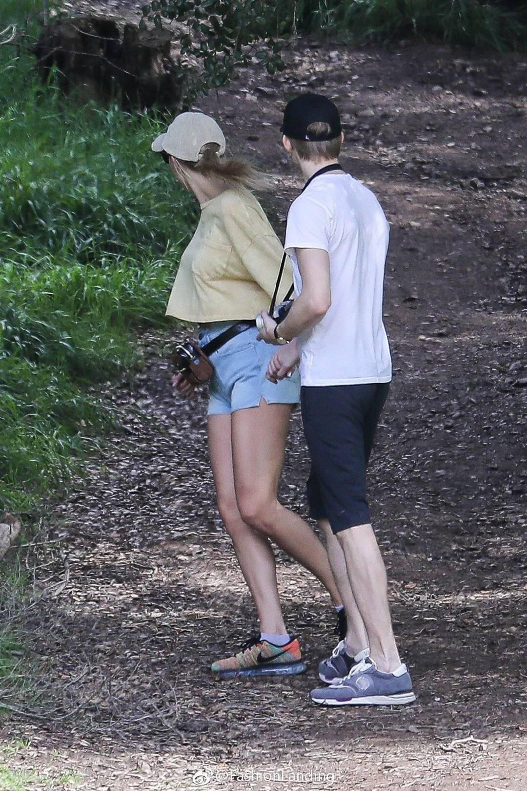 当地时间3月4日,霉霉 taylor swift 和男友 joe alwyn 现身洛杉矶圣莫