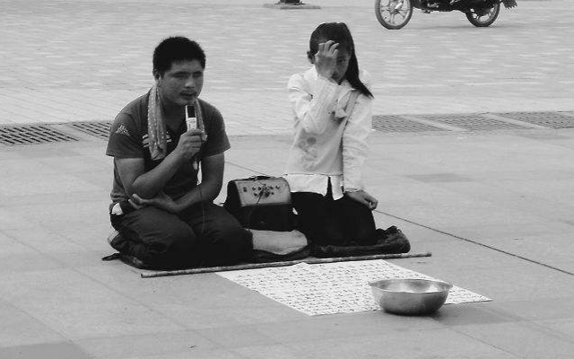 走进火车站,遍地可见"乞讨人",其中的真相令人咬牙切齿