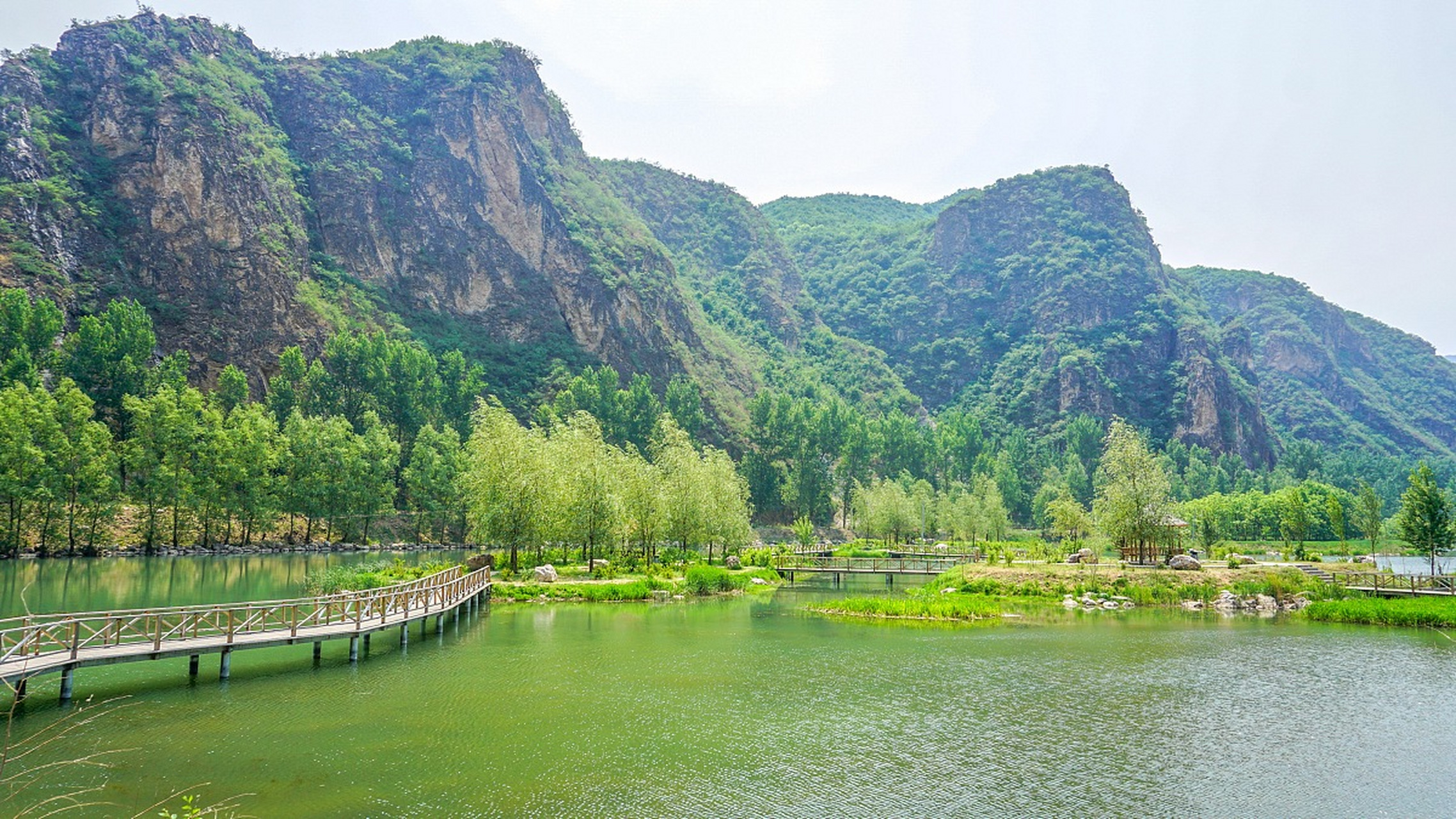 周末好去处推荐,包括京郊的隐世天堂如密云古北水镇,延庆百里山水画廊