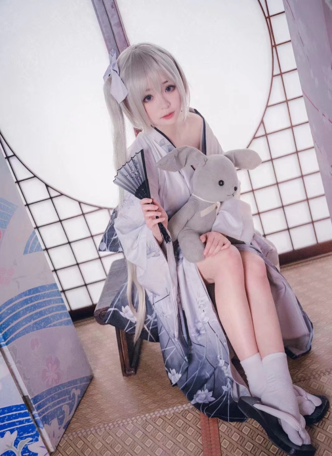 cosplay:穿一身日式浴衣的春日野穹,嫉妒被她抱在怀里的兔子玩偶
