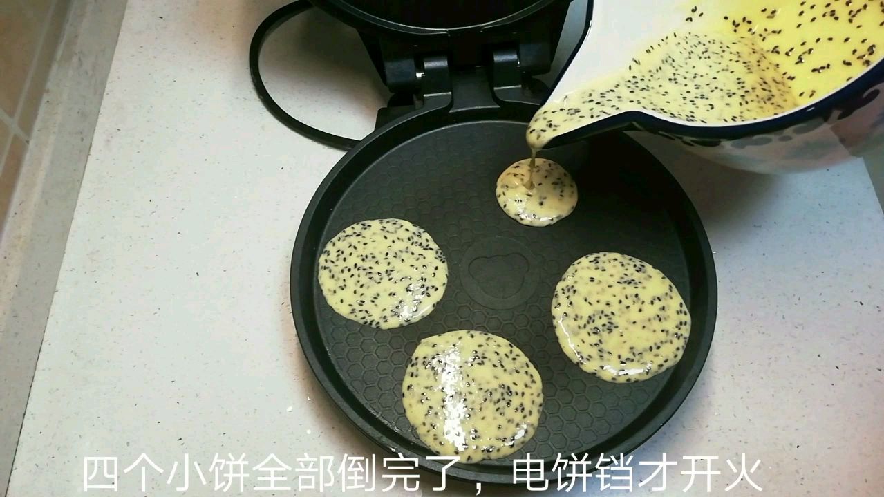 主妇的下午茶时光,用电饼铛做了芝麻薄脆,配上一杯藏红花