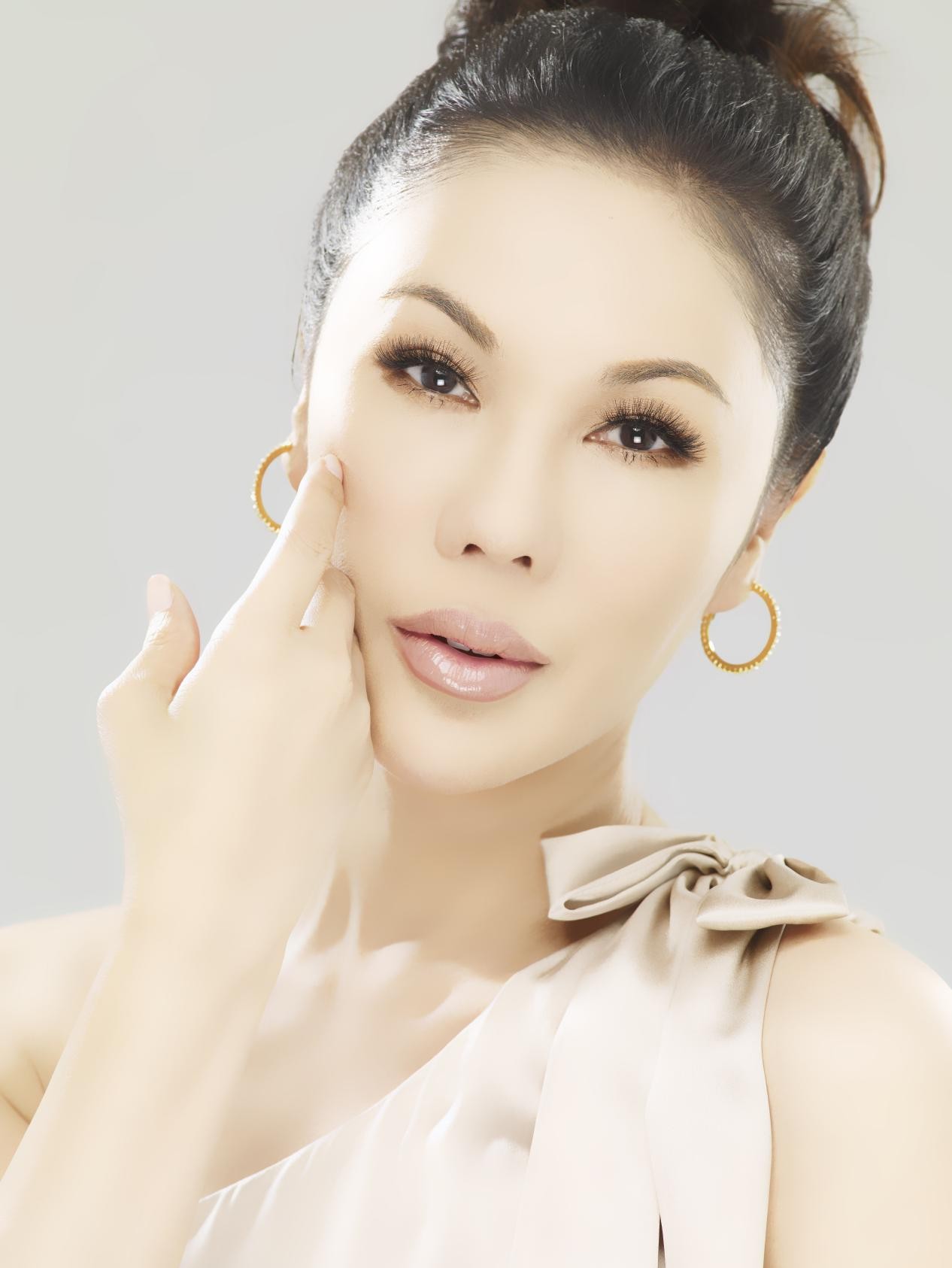 好厉害!台湾知名变性主持人12年换7次脸,比金星老师好看多了