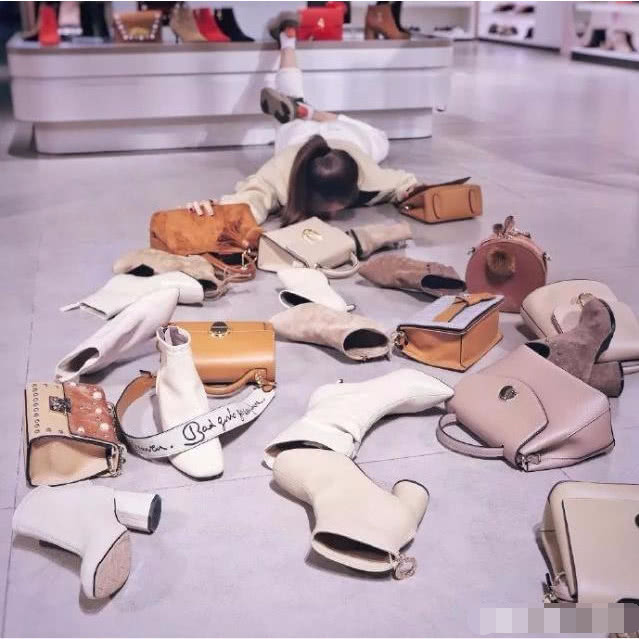 韩雪的这一摔,别人都模仿不来,网友:这就是贫富差距