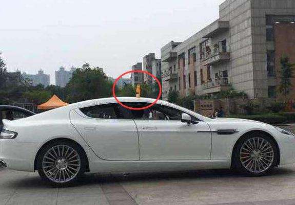 车顶放饮料,是人性的堕落?你见过吗?