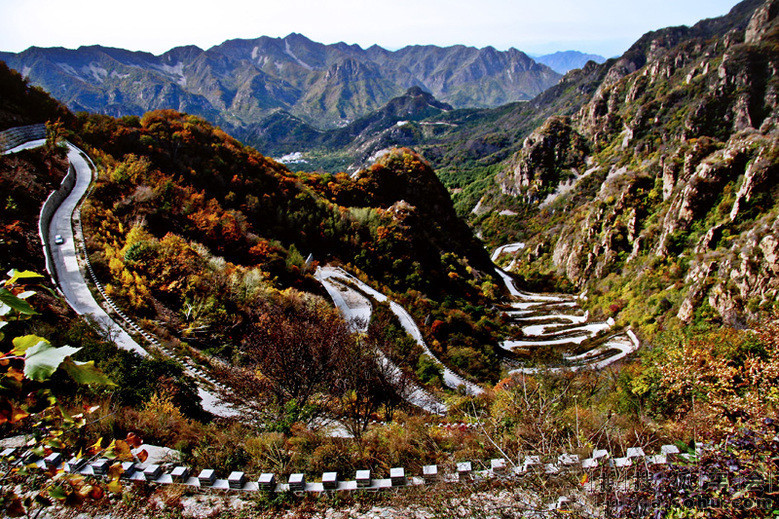 云南十八盘是 丽江 到 泸沽湖 的必经之路,山路盘旋陡峭,下坡角度很