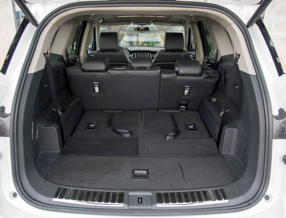 众泰t800后备箱的空间也完全够用,放行李箱,普通箱子等看得出来都是毫