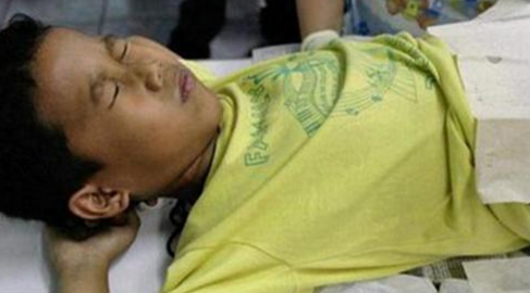 菲律宾特殊"成人礼",男孩无麻药割礼,网友:这谁受得了!