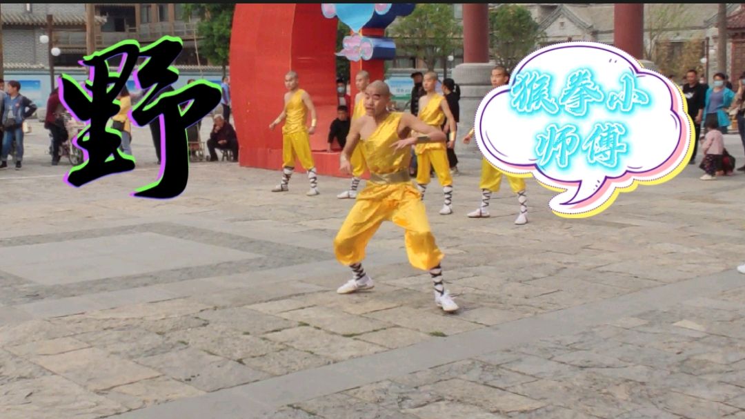 开封民俗文化街刚开放,里面吃的玩的应有尽有,可把咸蛋开心坏了