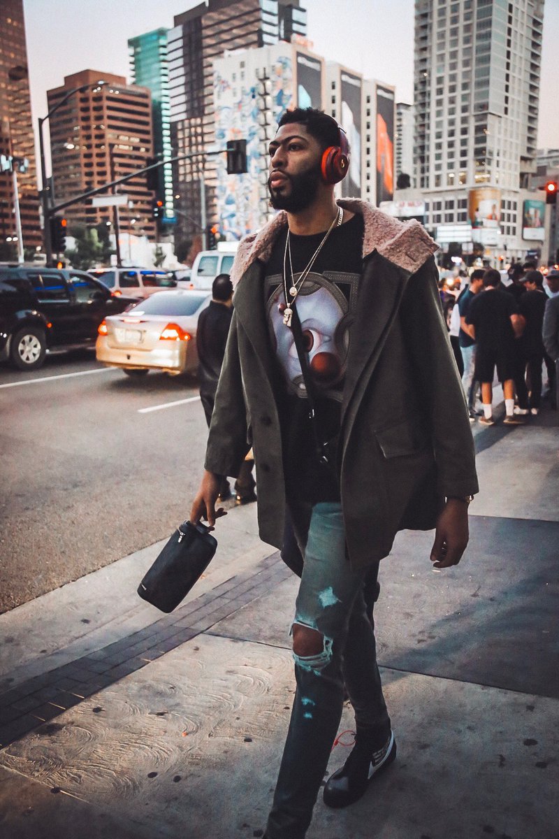 球员私服:沃克戴圣诞帽,库兹玛比剪刀手,戴维斯穿破洞牛仔裤!