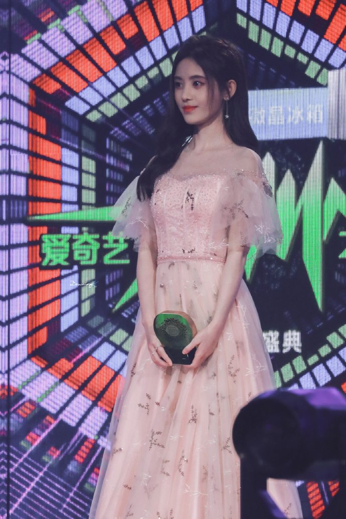鞠婧祎获爱奇艺"年度戏剧潜力艺人"奖,穿粉色纱裙登台领奖