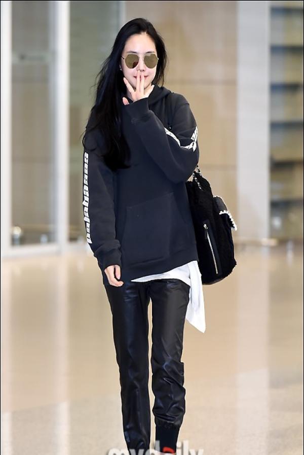 组图:apink孙娜恩现身机场回国 踩平底鞋休闲舒适