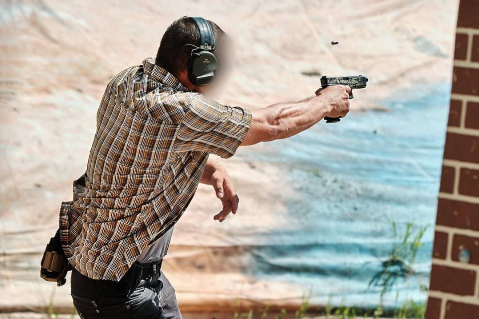 全是顶尖高手,俄罗斯特工干净利落拔枪射击,看上去十分酷炫