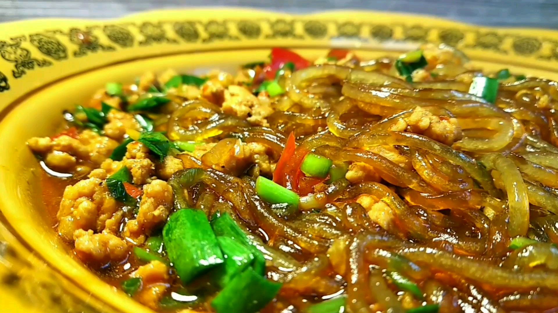 粉条的这种做法吃着最过瘾,爽滑又劲道,拌上米饭吃着太香了